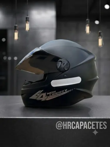 Capacetes para moto.