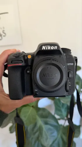Camera Nikon D7500 com 12k cliques