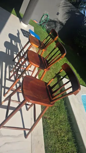 Vendo banqueta alta estilo palito é feita de madeira maciça