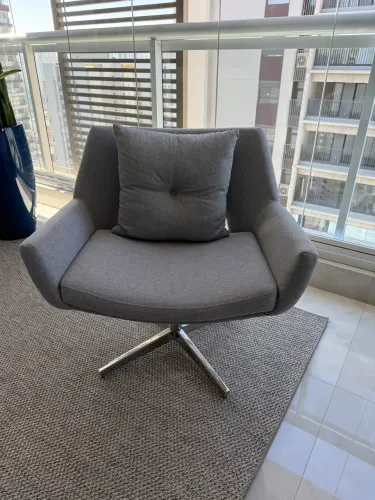 Poltronas Cinzas com Almofadas