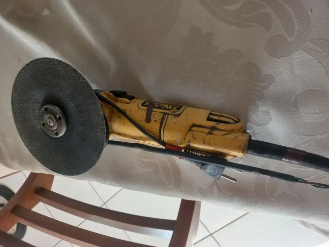 Esmerilhadeira dewalt 127v funcionando direitinho 200 reais