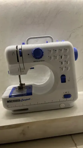 Maquina de costura compacta