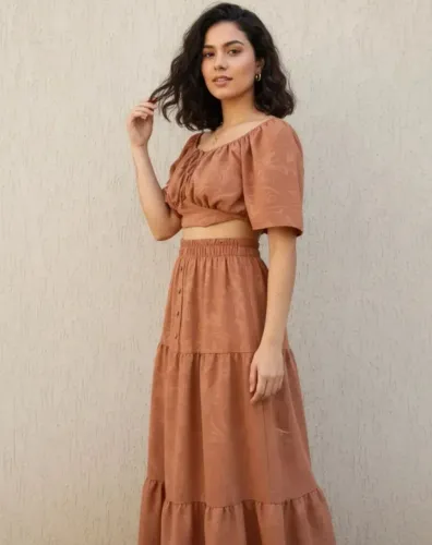 conjunto cropped ciganinha e saia longa marrom g
