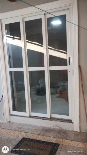 duas portas de correr de alumínio um ventilador cômoda