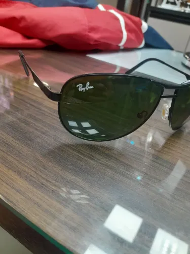 Óculos Ray-Ban modelo clássico.