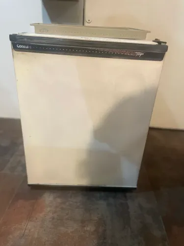 Frigobar para peças ou conserto  Vendo frigobar para retirada de peças ou conserto