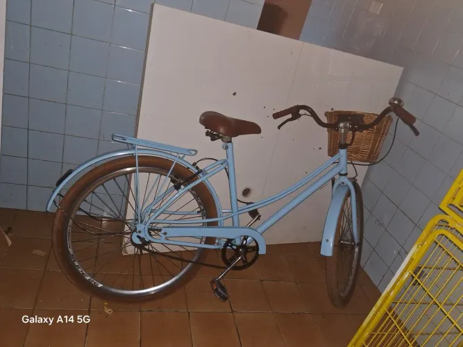 Bicicleta azul com cesta vintage retrô