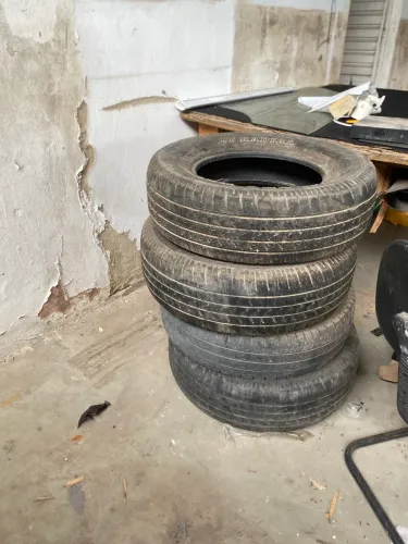 4 pneus  235/ 70 R16 , em ótimos estados 
