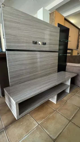 Painel para TV com Rack - Cinza Amadeirado | Moderno e Espaçoso entrego produto bom