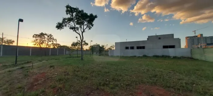 Terreno à venda em condomínio fechado.