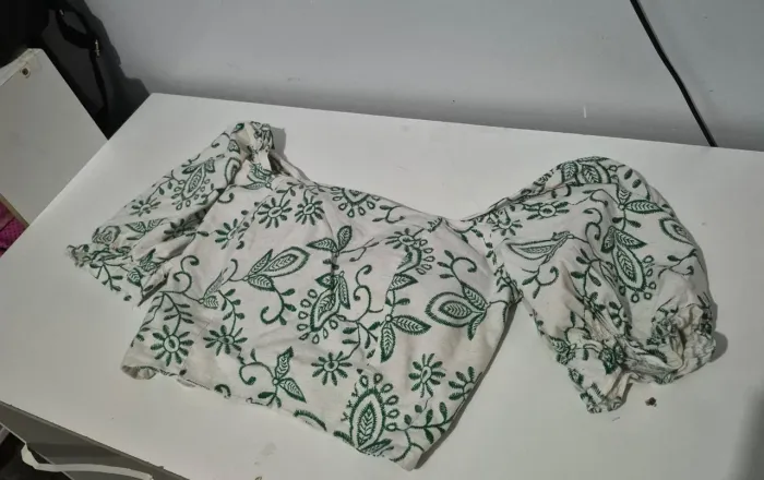  Verão com Estilo: Cropped de Algodão com Bordado Botânico 
