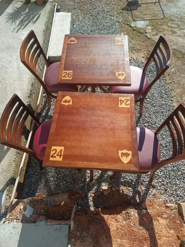 2 mesa com 4 cadeiras no total