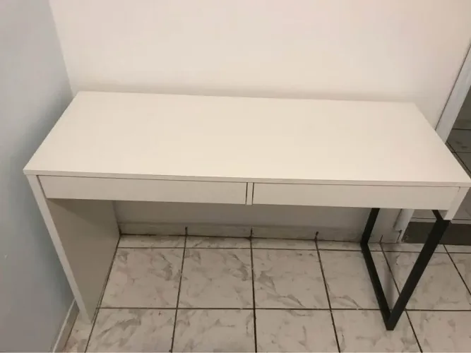 Escrivaninha branca