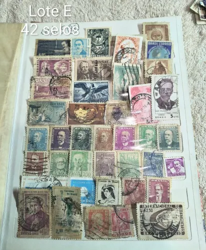 Coleção com 42 selos antigos internacionais 