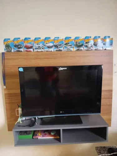 Vende-se Painel + tv 32" não smart e uma mesa com tampo de mármore