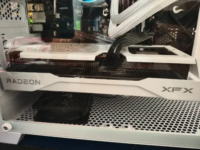 Placa de Vídeo AMD XFX 9060XT 8GB White