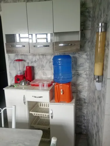 Armário aéreo suspenso com portas superiores e balcão/fruteira inferior de apoio.