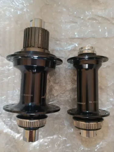 Par de aros Suíços Cole e cubos Shimano Xtr M8100