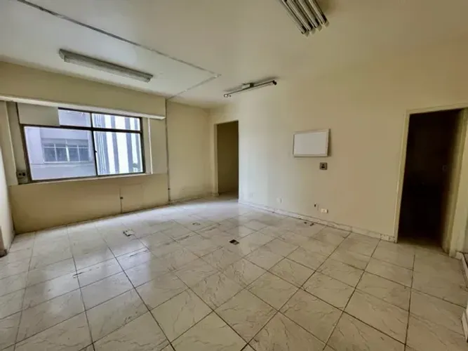 Excelente Grupo Comercial - 86 m2 - Av. Treze de Maio - Centro