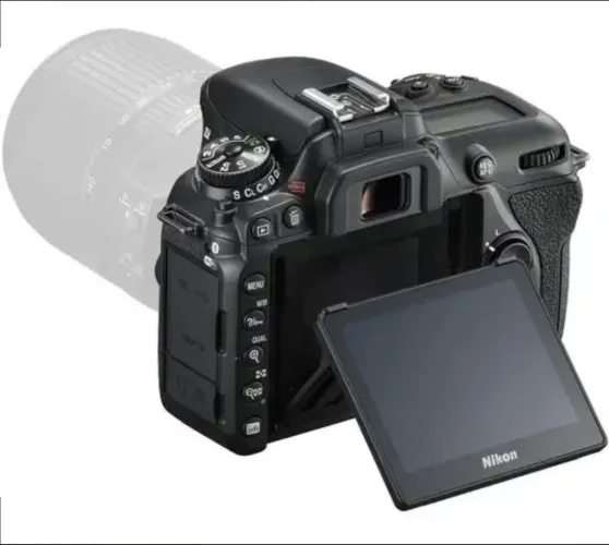 Câmera DSLR Nikon D7500 de 20.9 Mpx, Corpo Preto