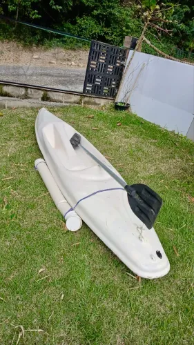 kayak de fibra de vidro super resistente, ideal para pesca, passeios e lazer.