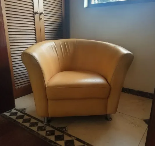 Poltrona em 100 porcento Couro Legítimo Cor Mel