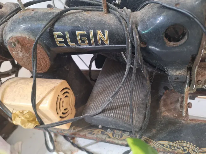 Máquina de costura antiga ELGIN.