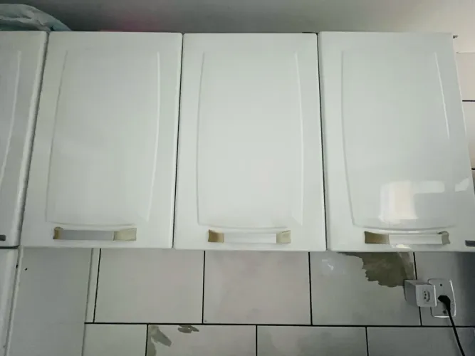 Vendo armário de cozinha com pequenas avarias