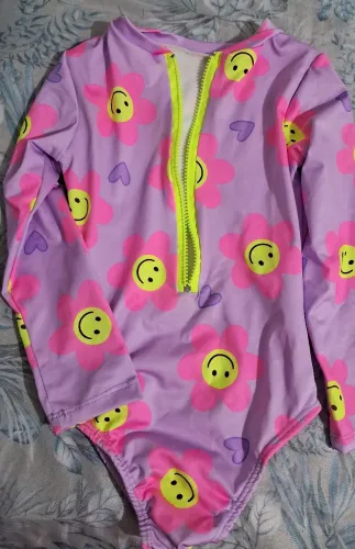 Biquíni é maiô infantil/Semi novo TAM 4/5 O da flor que está sem o zíper! Lote 60$