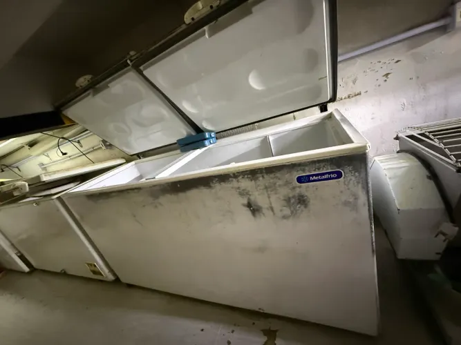 Freezer horizontal grande Metalfrio usado