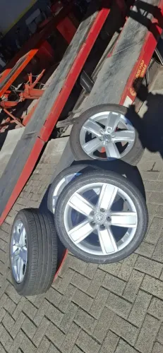 Conjunto Rodas ORIGINAL Camionete Amarok, vai junto os pneus meia vida