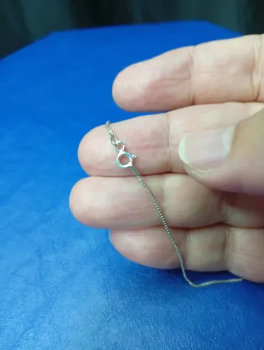 Vendo cordão de prata fininho e de brinde vai um pingente de crucifixo foto