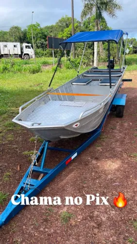 Barco leve forte com motor e carreta rodoviária