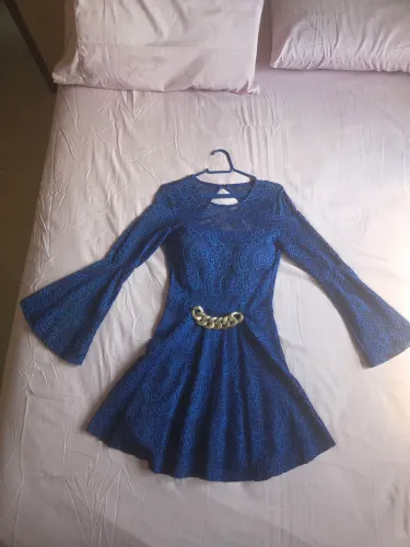 Vestido de festa rendado azul.