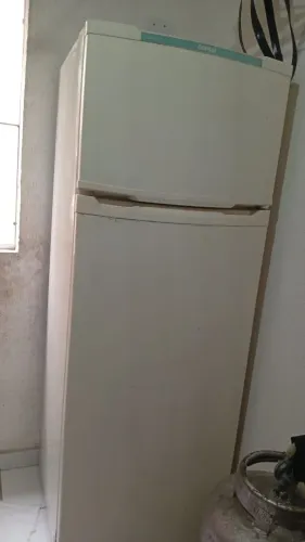 Vendo uma geladeira usada faltando apenas o gás bem conservada duas portas 360 litros 