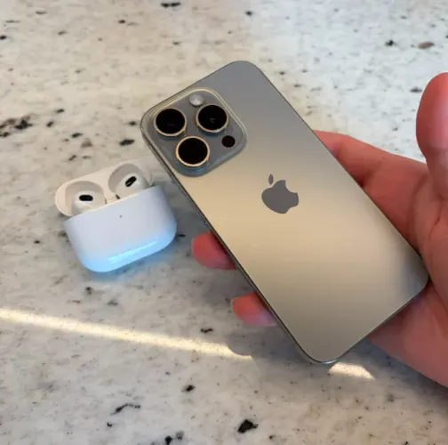 Apple iPhone 15 Pro (128 Gb) - Titânio Natural + AirPods 3