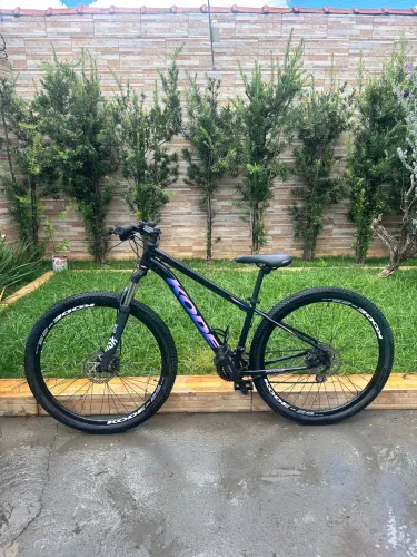 BICICLETA KODE KN29 "SM" PRETO/LILAS MT200