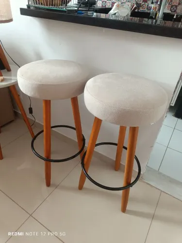 2 Banquetas altas bege off white arraia, pés palito 70 cm de altura