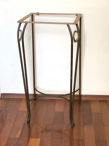 Antiga base de mesa lateral/aparador em metal 
