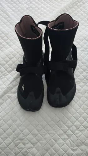 Botas e luvas de surf.