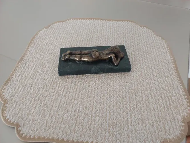 Escultura feminina mulher em bronze estilizada deitada
