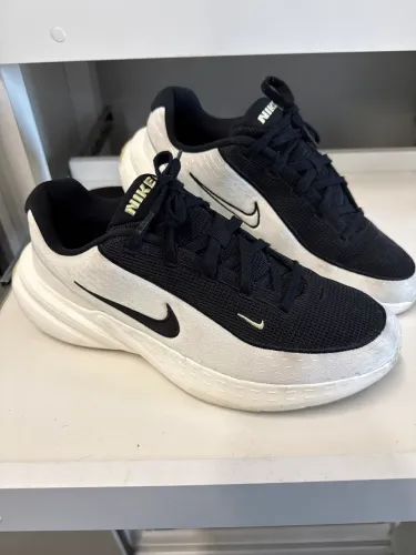 Tênis Nike preto e branco 