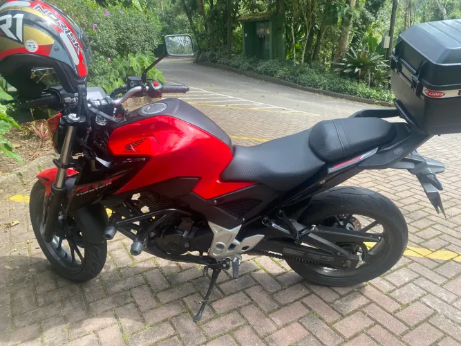 Vendo uma cb300 f bem conservada único dono 