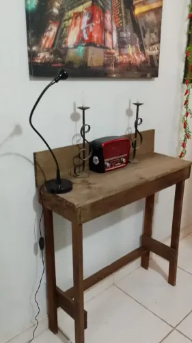 Mesinha tipo aparador rústica em madeira. Cabe no seu carro