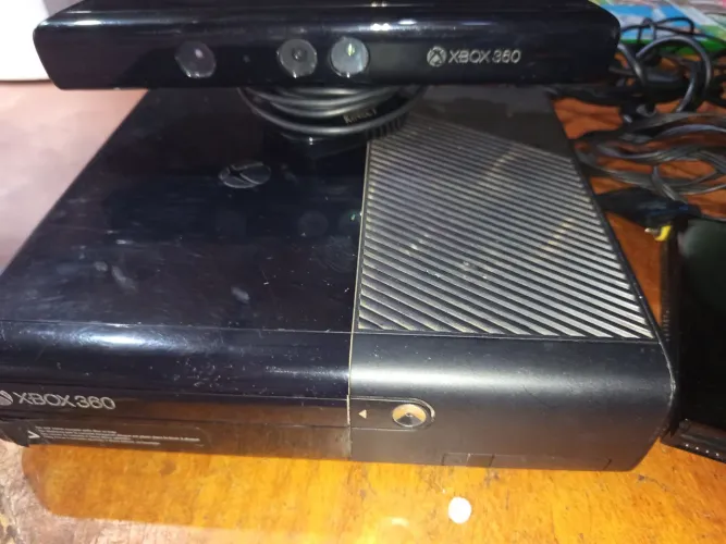 Xbox 360 Super Slim 500GB RGH + Kinect + 4 Controles + 26 Jogos (aceito negociações)