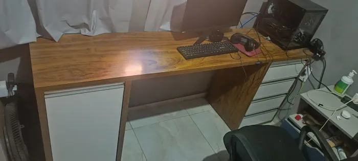 Vendo essa escrivaninha e esse armário/comeia