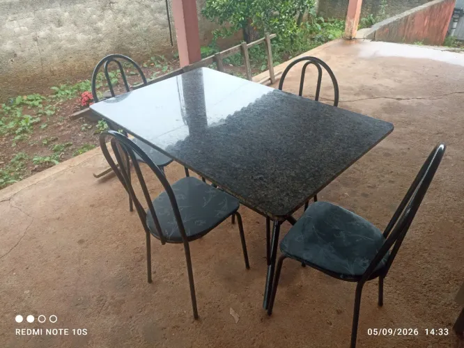 Mesa de mármore + cadeiras