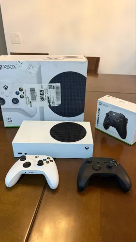 Xbox Series S Seminovo na Caixa + 2 Controles Originais (Impecável!)