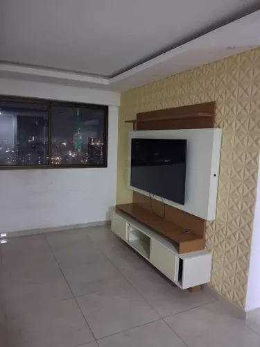 Painel em madeira em perfeito estado de conservação.