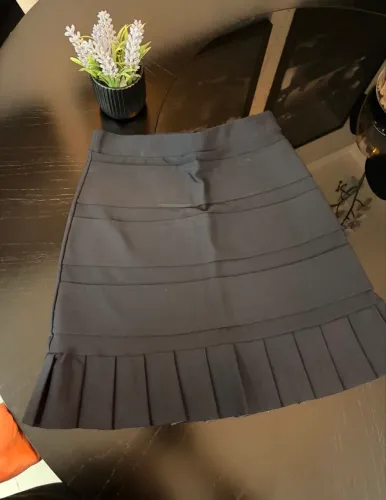 Saia Preta, tamanho M, com tecido com elastano que modela o corpo